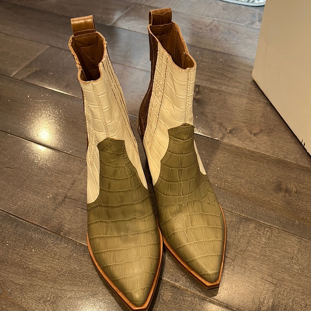 DOLCE VITA BOOTIES SIZE 7 US